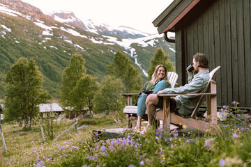En mann og en kvinne nyter utsikten ute i sine hagestoler